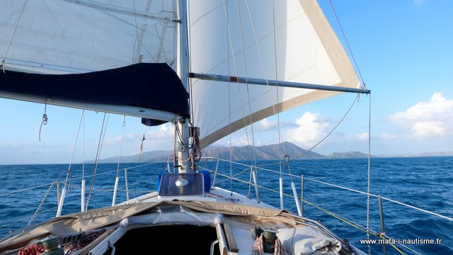 A la voile dans le lagon